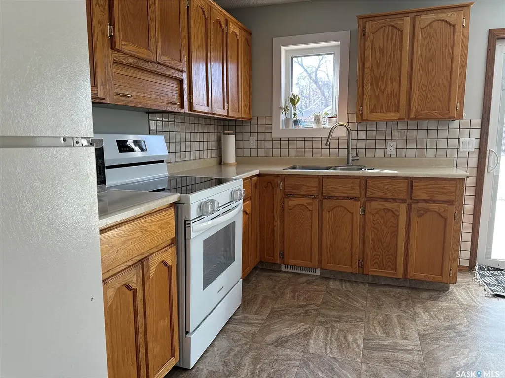 24 3rd Avenue SE Weyburn SK S4H 1X2