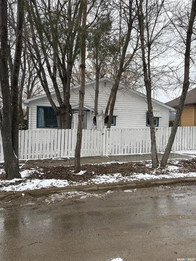 1088 Wolfe Avenue Moose Jaw SK S6H 1J7