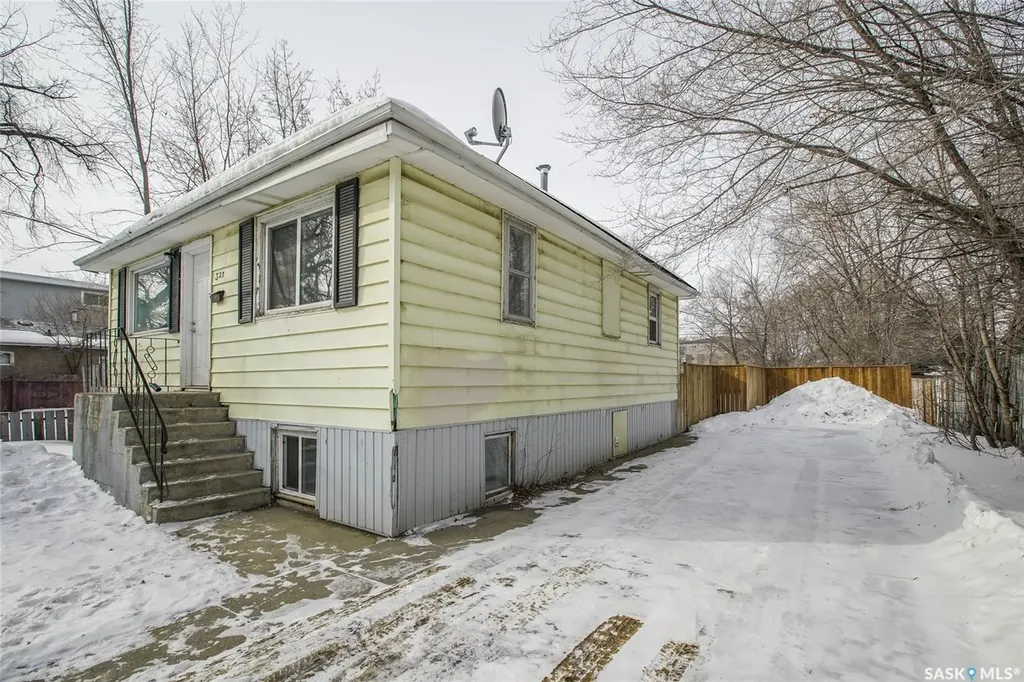 327 Q Avenue S Saskatoon SK S7M 2Y2