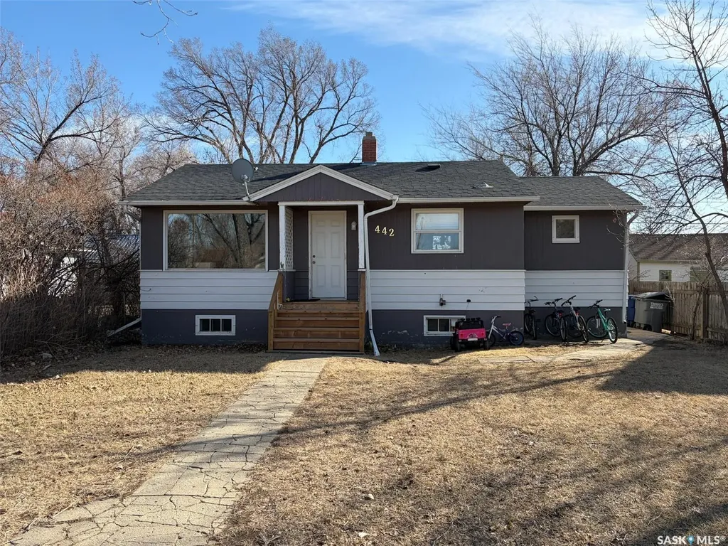 442 Front Street W Eastend SK S0N 0T0