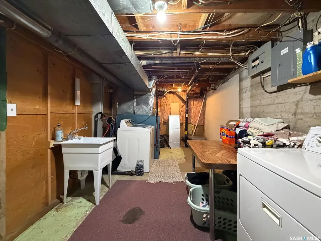 442 Front Street W Eastend SK S0N 0T0