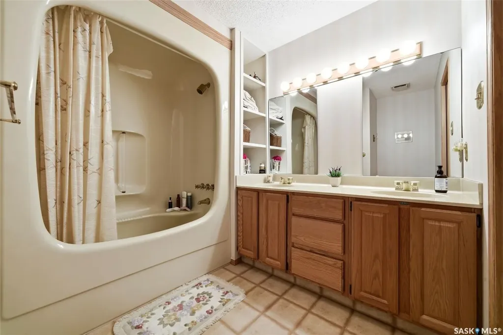 250 Prospect Crescent Lumsden SK S0G 3C0