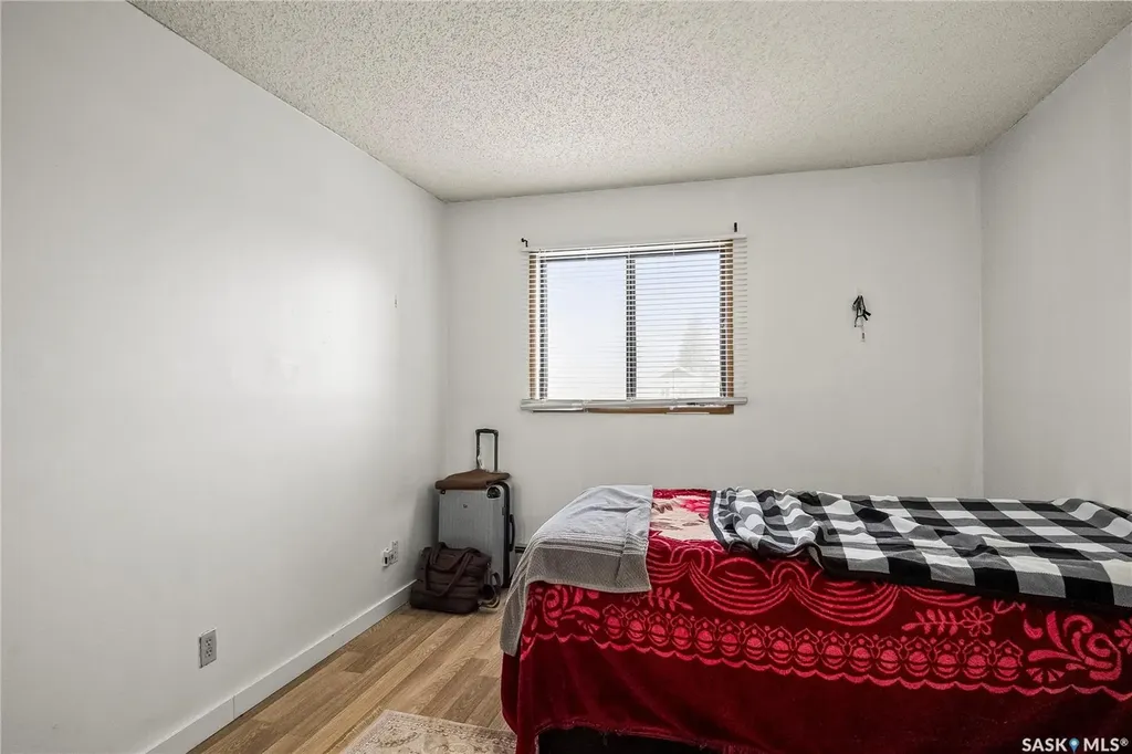 215 Kingsmere Boulevard Saskatoon SK S7J 4J6