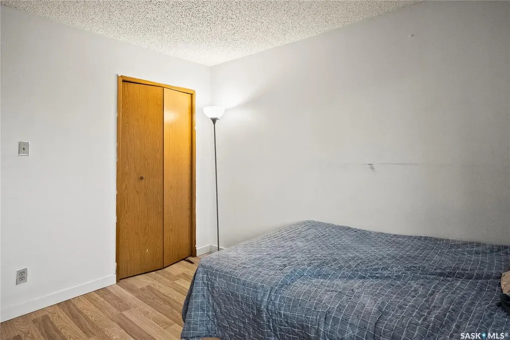 215 Kingsmere Boulevard Saskatoon SK S7J 4J6