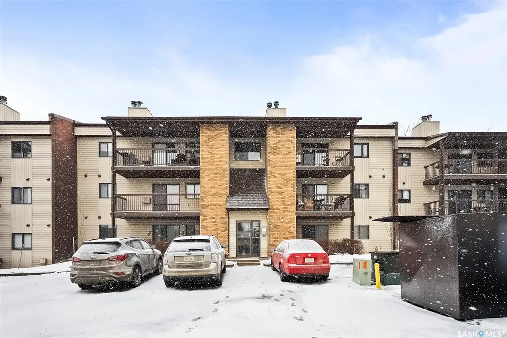 215 Kingsmere Boulevard Saskatoon SK S7J 4J6