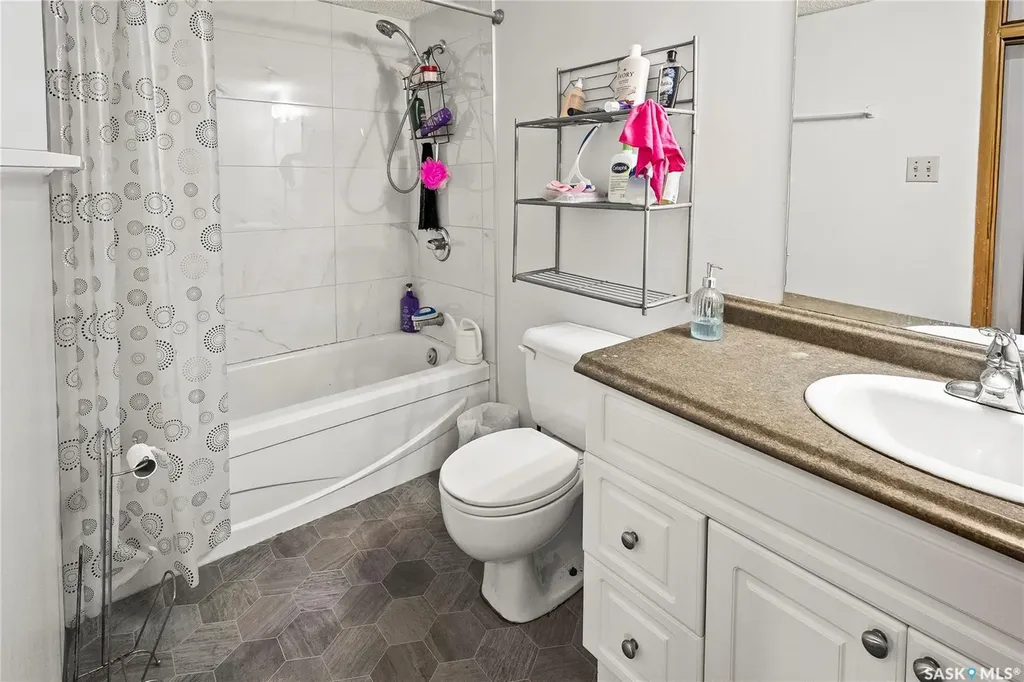 215 Kingsmere Boulevard Saskatoon SK S7J 4J6