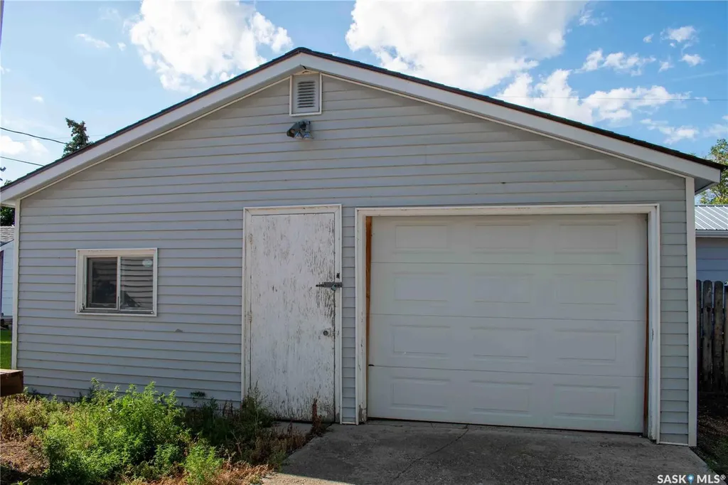 107 3rd Avenue W Elrose SK S0L 0Z0