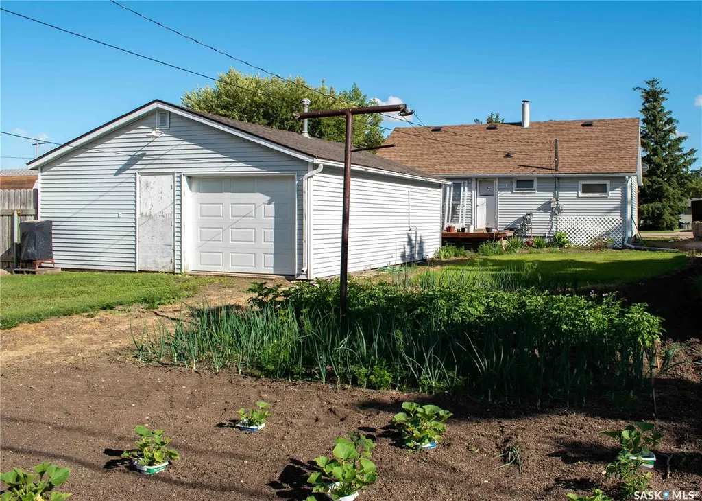 107 3rd Avenue W Elrose SK S0L 0Z0