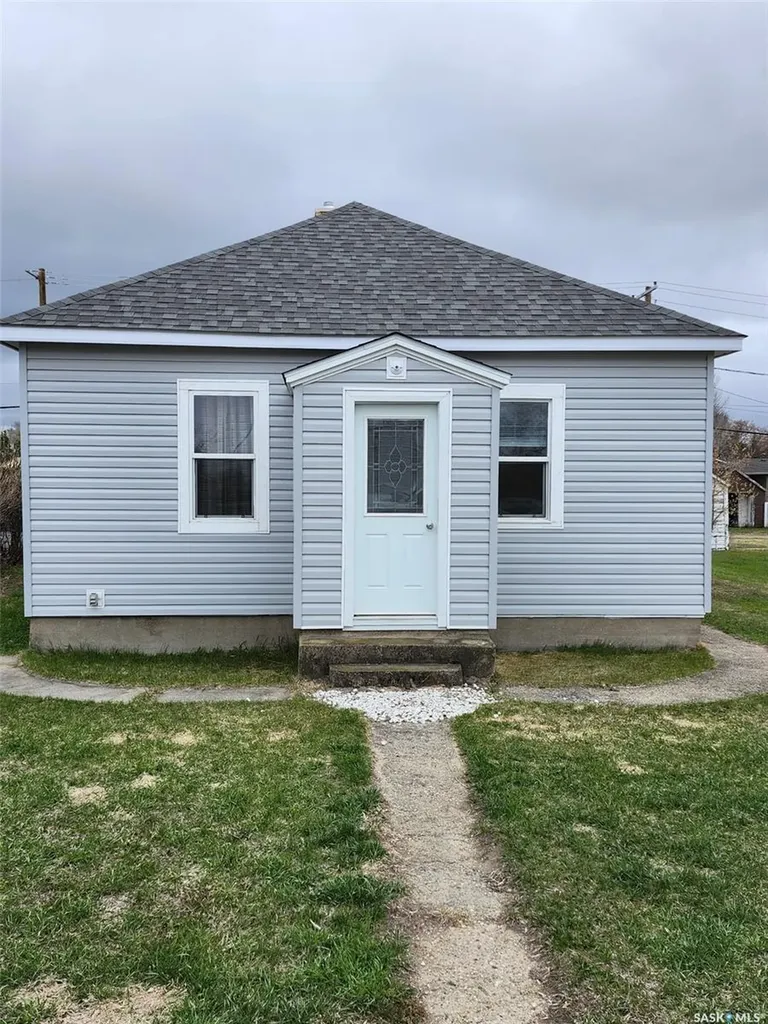 408 Railway Avenue Carnduff SK S0C 0S0