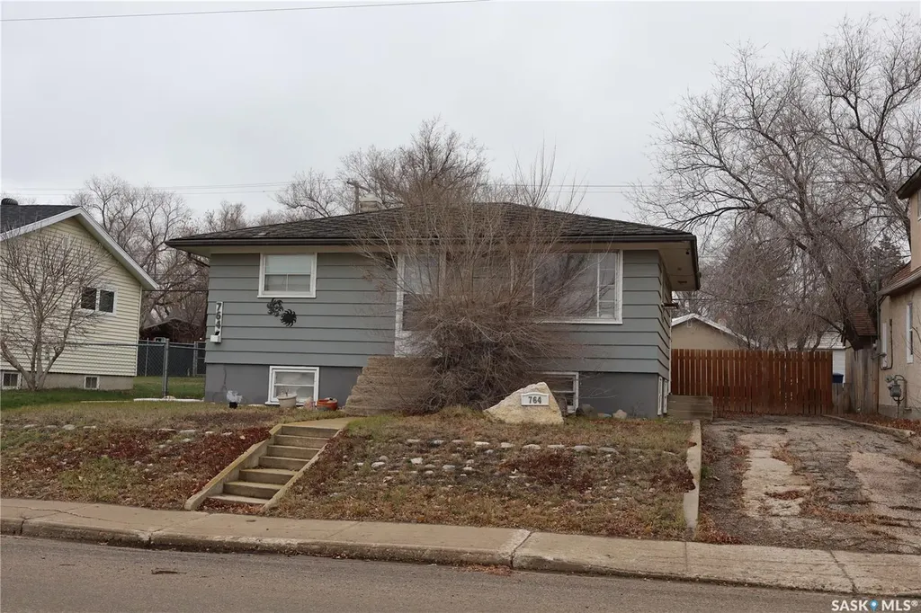 764 Fairford Street E Moose Jaw SK S6H 0G2