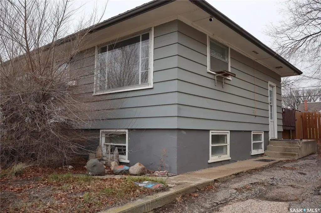 764 Fairford Street E Moose Jaw SK S6H 0G2