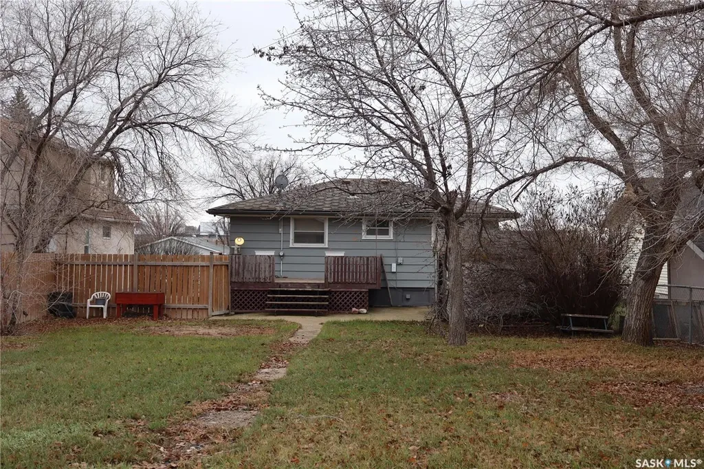 764 Fairford Street E Moose Jaw SK S6H 0G2