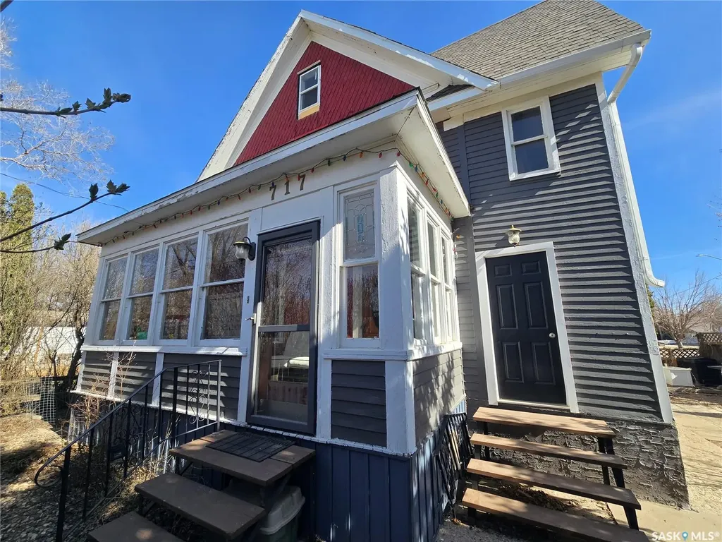717 Coteau Avenue Weyburn SK S4H 0G9