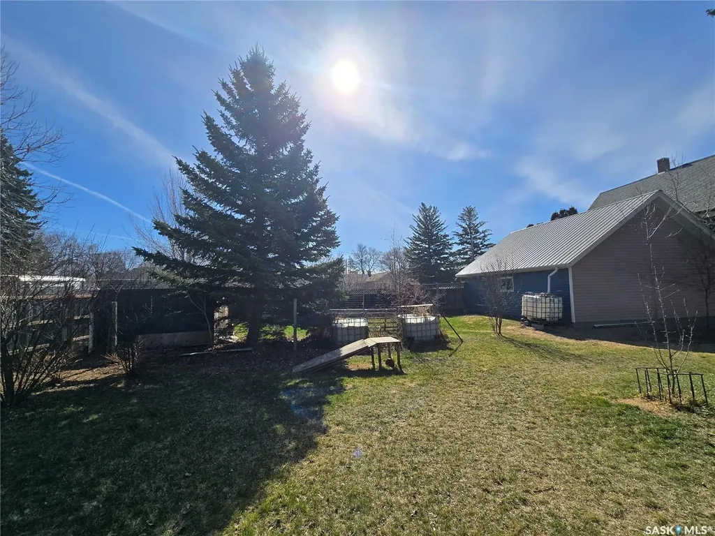 717 Coteau Avenue Weyburn SK S4H 0G9
