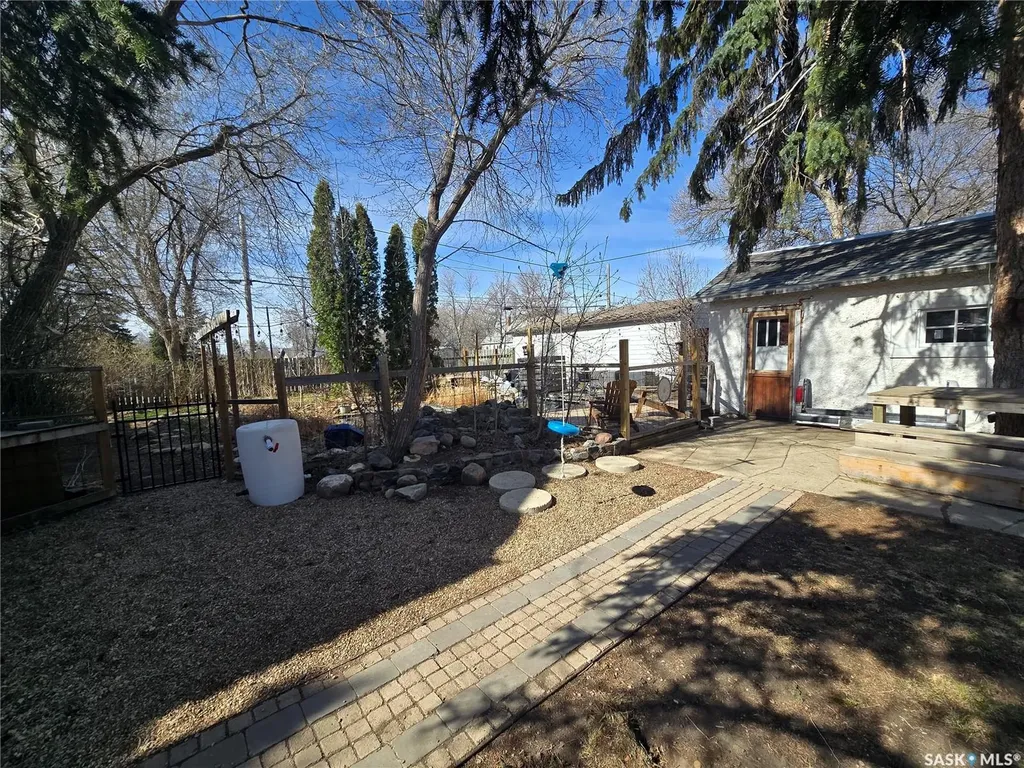 717 Coteau Avenue Weyburn SK S4H 0G9