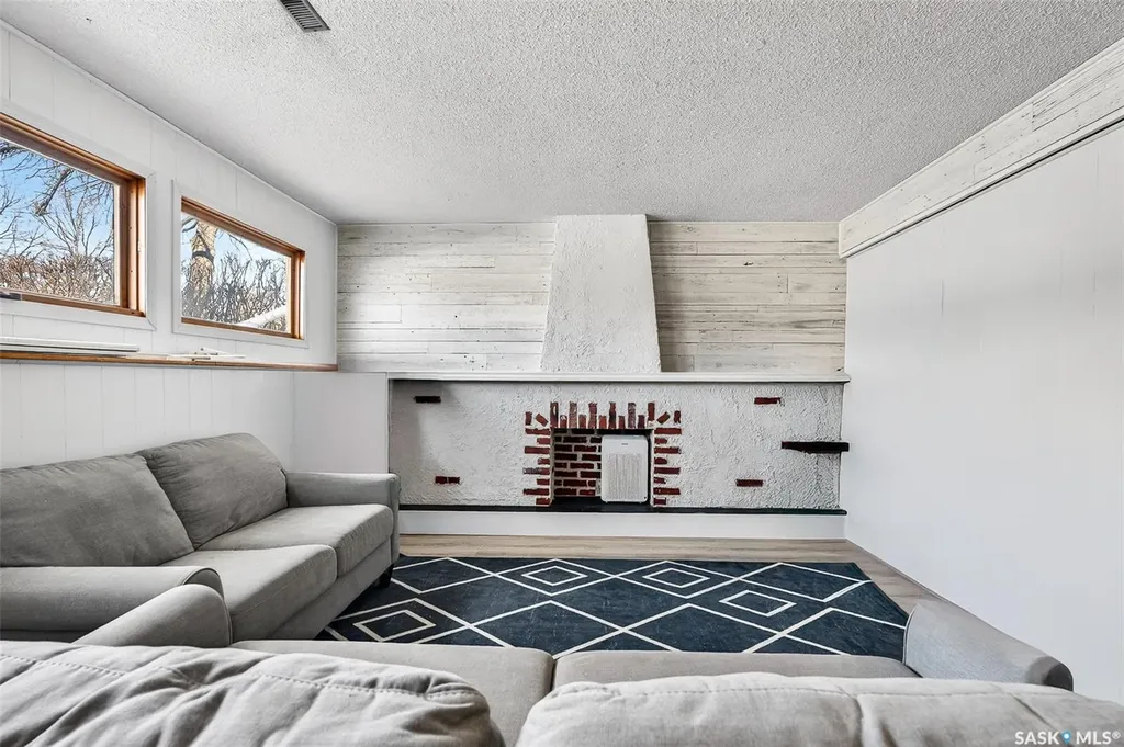 1321 Prince Crescent Moose Jaw SK S6H 6E6