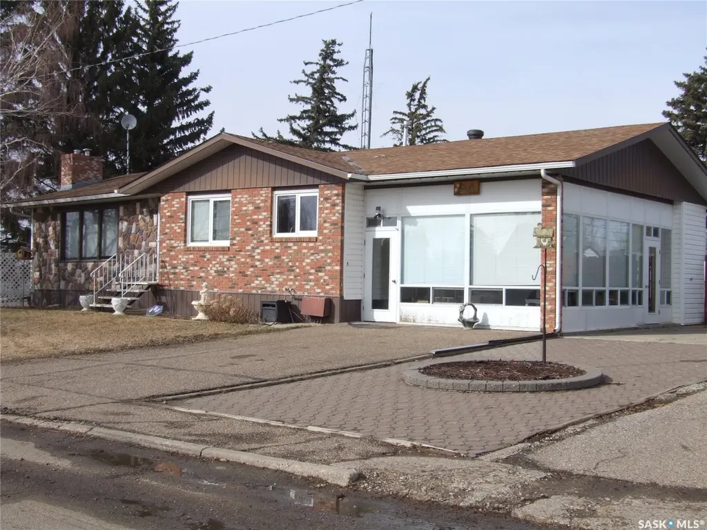 301 5th Street W Leader SK S0N 1H0