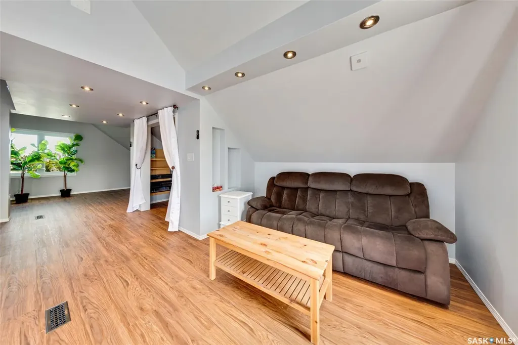 518 12th Street E Saskatoon SK S7N 0H2
