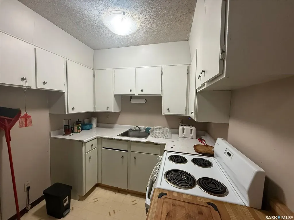 15 Barr Street Regina SK S4R 8B4