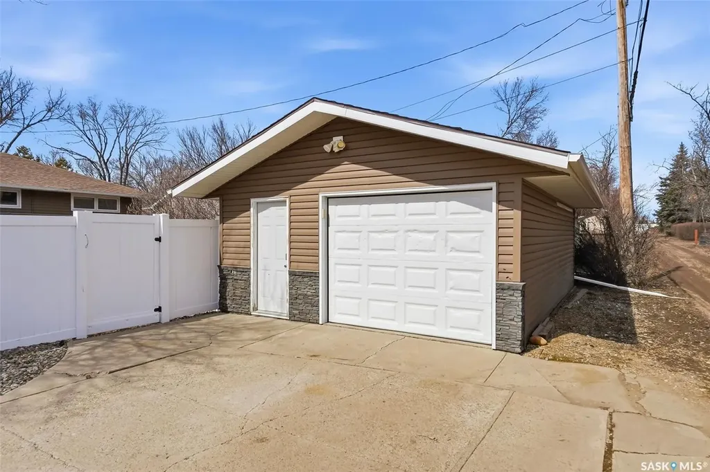 504 11th Street NE Weyburn SK S4H 1J9