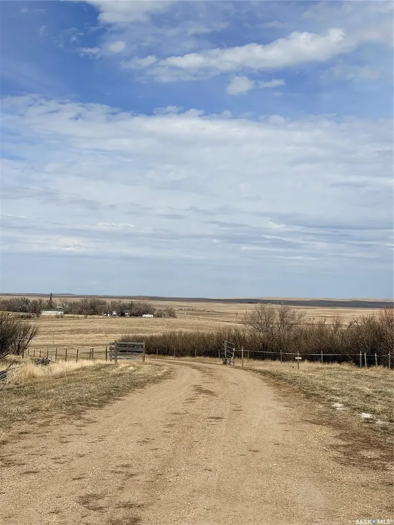 Mezzo Acreage Grid Road Tompkins SK S0N 2S0