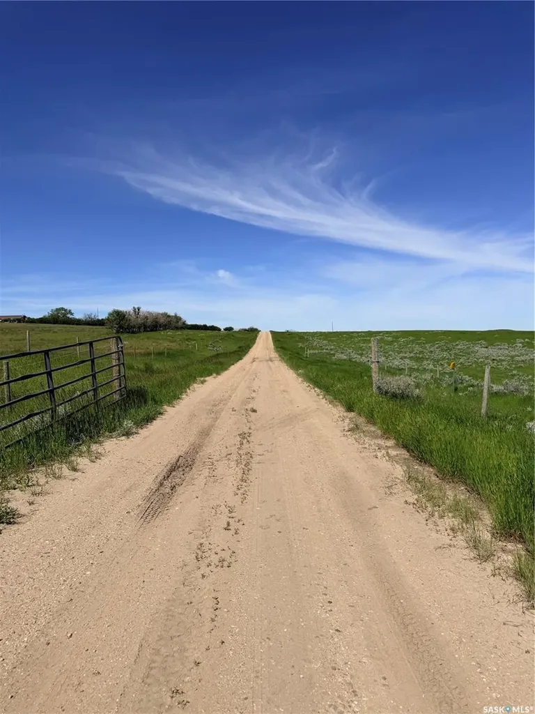 Mezzo Acreage Grid Road Tompkins SK S0N 2S0