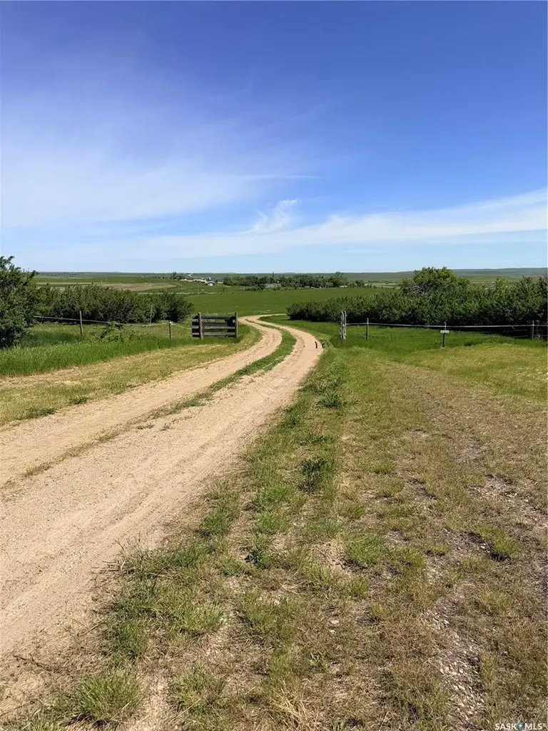 Mezzo Acreage Grid Road Tompkins SK S0N 2S0
