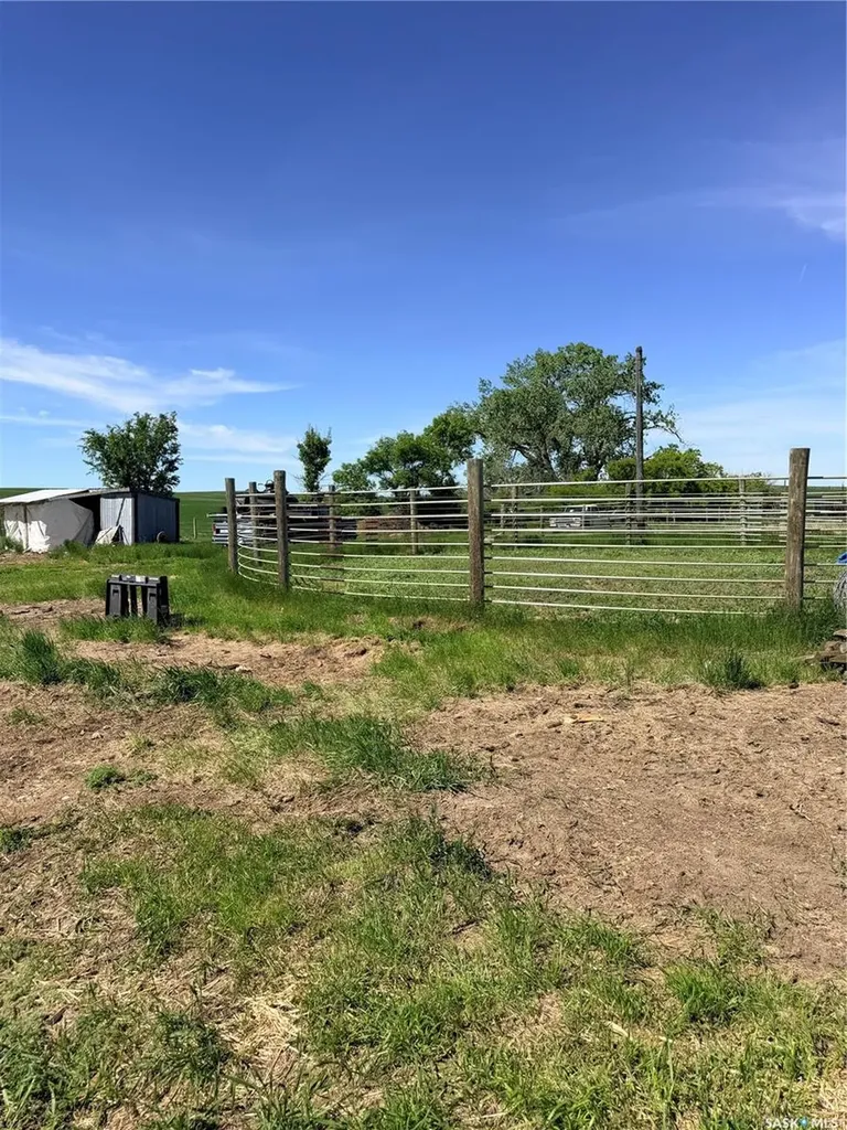 Mezzo Acreage Grid Road Tompkins SK S0N 2S0