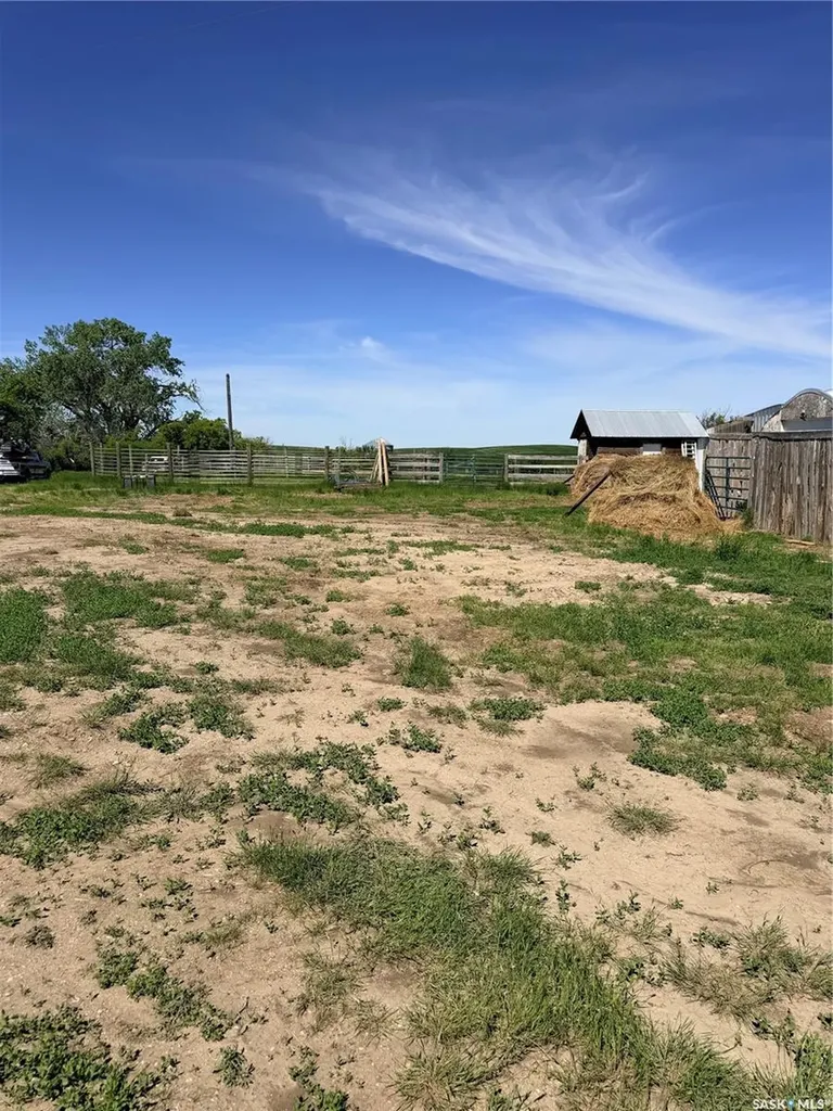 Mezzo Acreage Grid Road Tompkins SK S0N 2S0