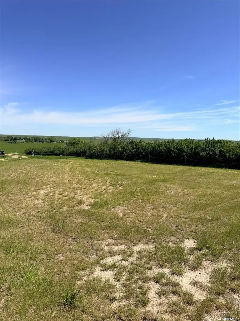 Mezzo Acreage Grid Road Tompkins SK S0N 2S0