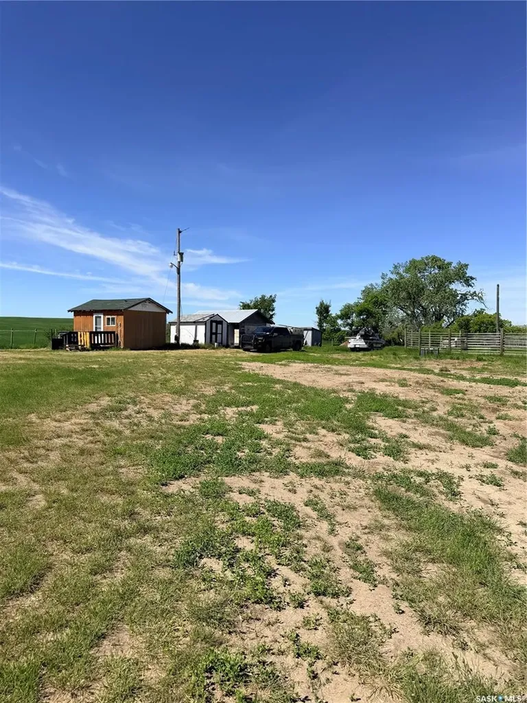 Mezzo Acreage Grid Road Tompkins SK S0N 2S0