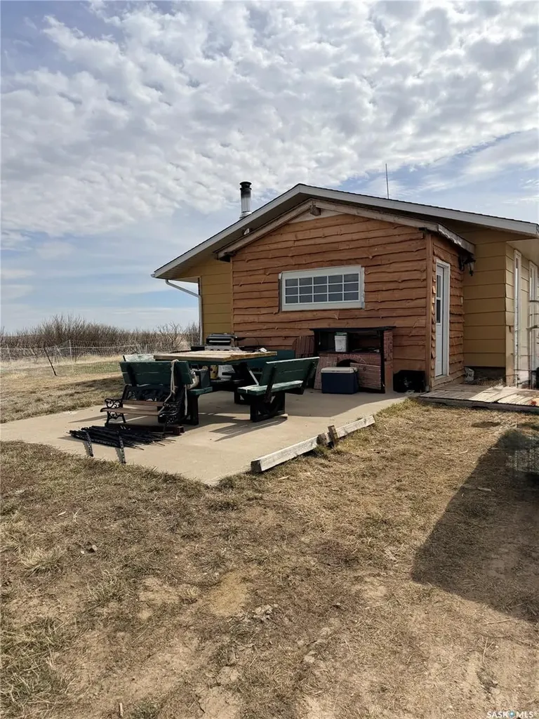Mezzo Acreage Grid Road Tompkins SK S0N 2S0