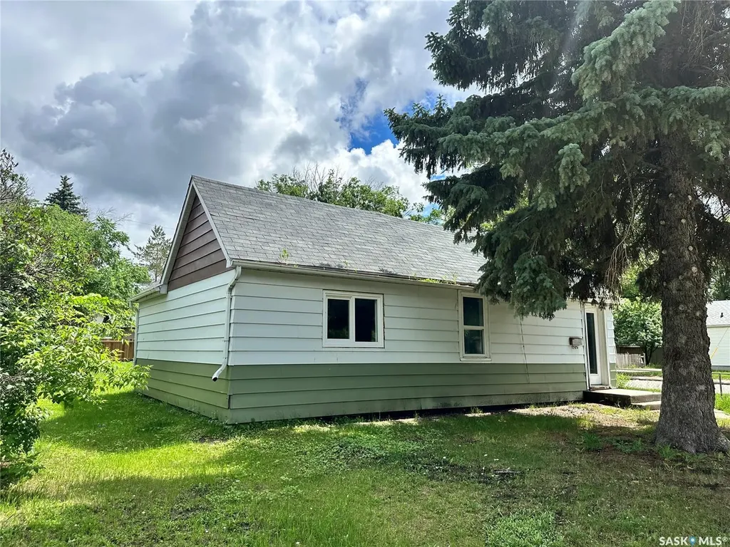 1502 F Avenue N Saskatoon SK S7L 1X9
