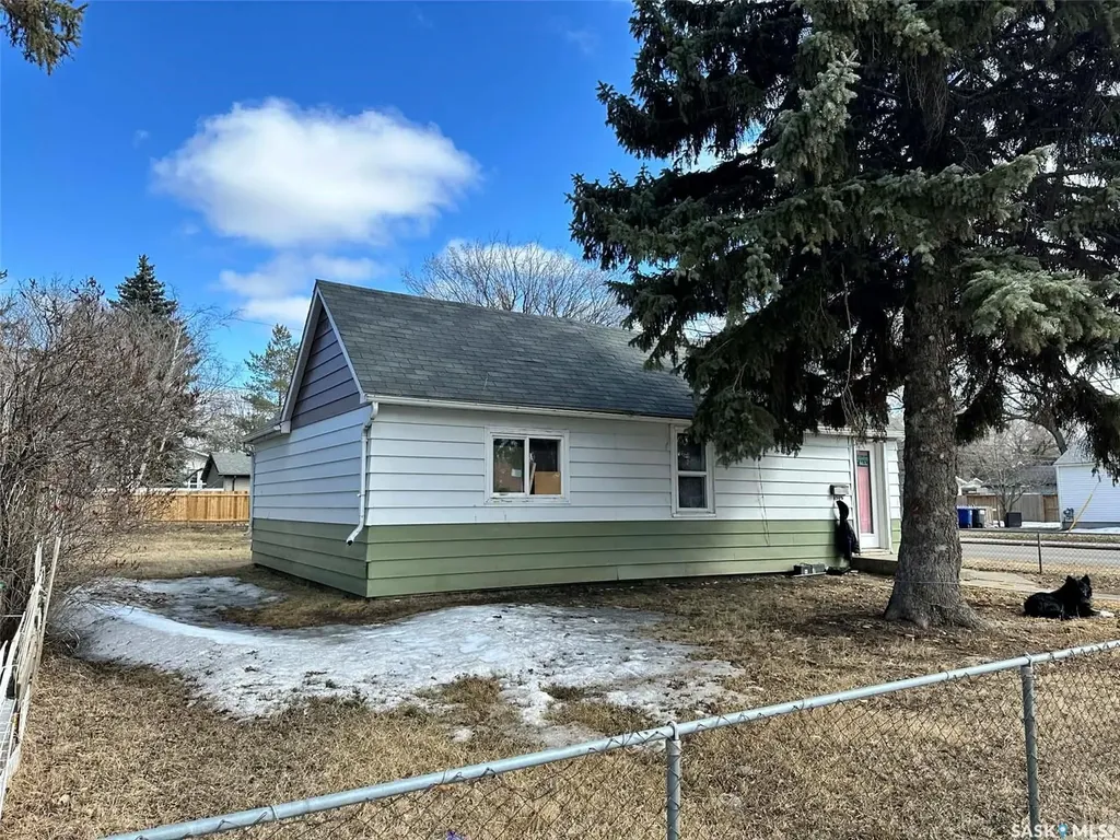 1502 F Avenue N Saskatoon SK S7L 1X9