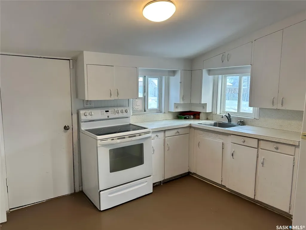 1502 F Avenue N Saskatoon SK S7L 1X9