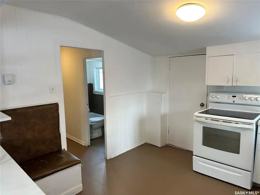 1502 F Avenue N Saskatoon SK S7L 1X9