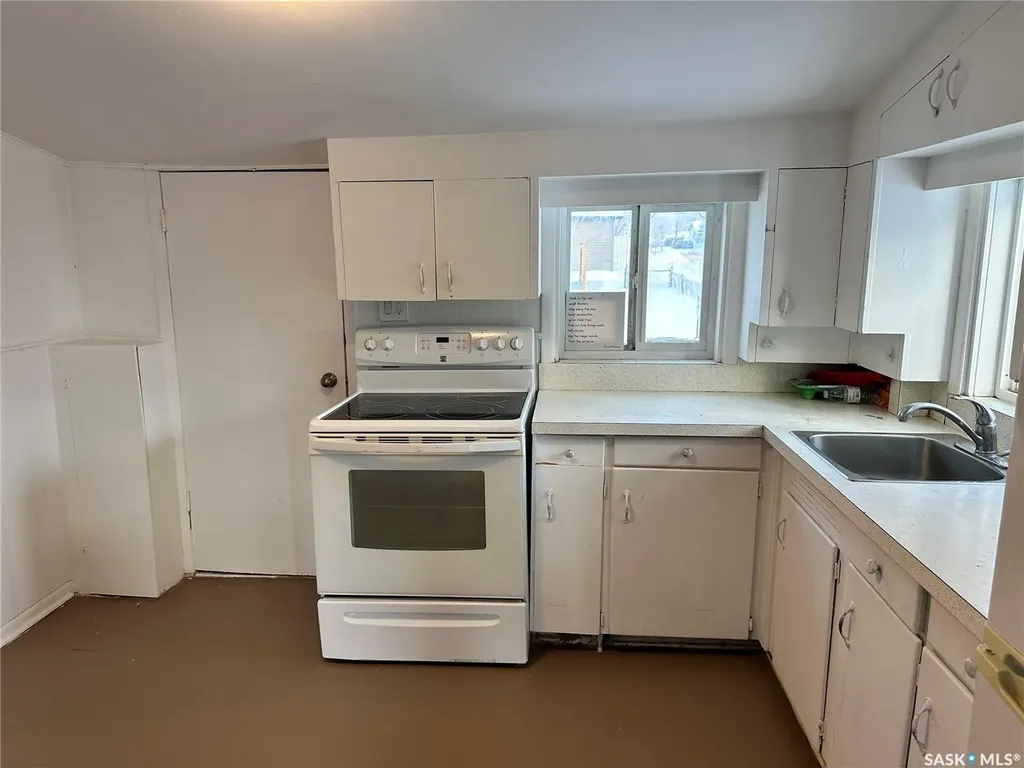1502 F Avenue N Saskatoon SK S7L 1X9