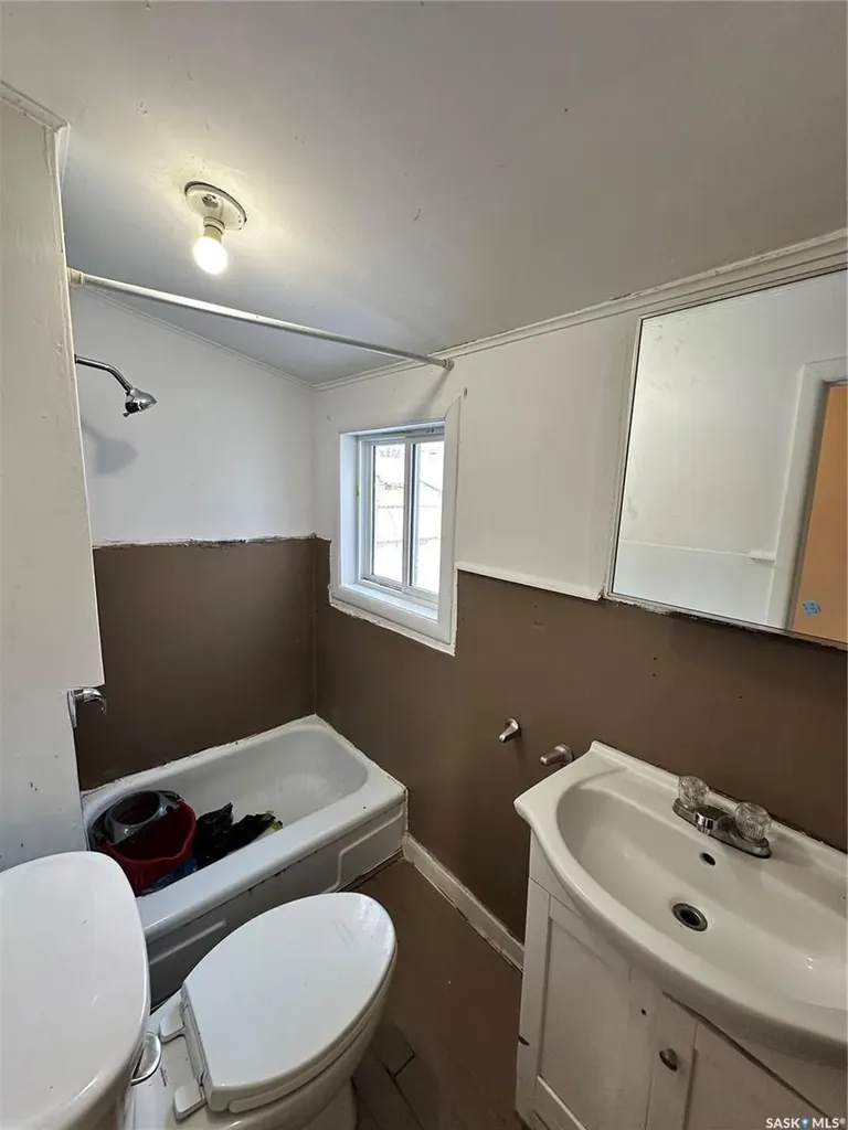 1502 F Avenue N Saskatoon SK S7L 1X9