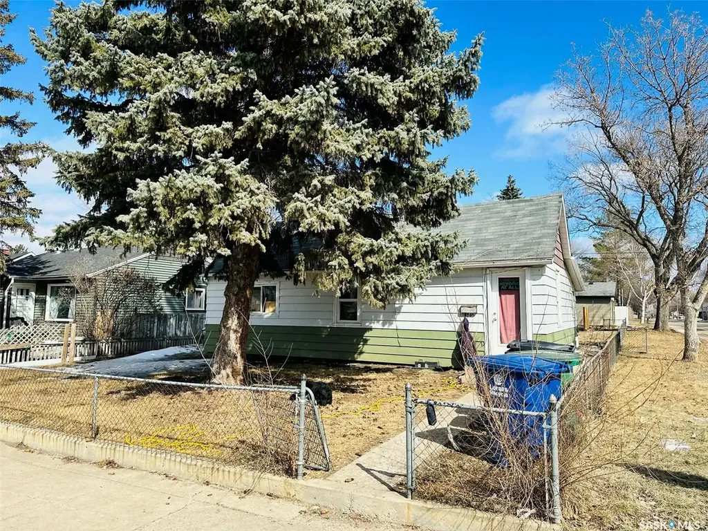 1502 F Avenue N Saskatoon SK S7L 1X9