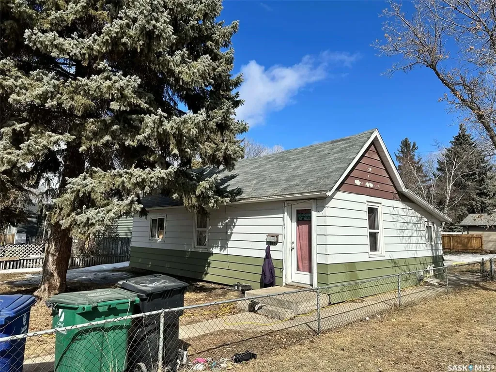 1502 F Avenue N Saskatoon SK S7L 1X9