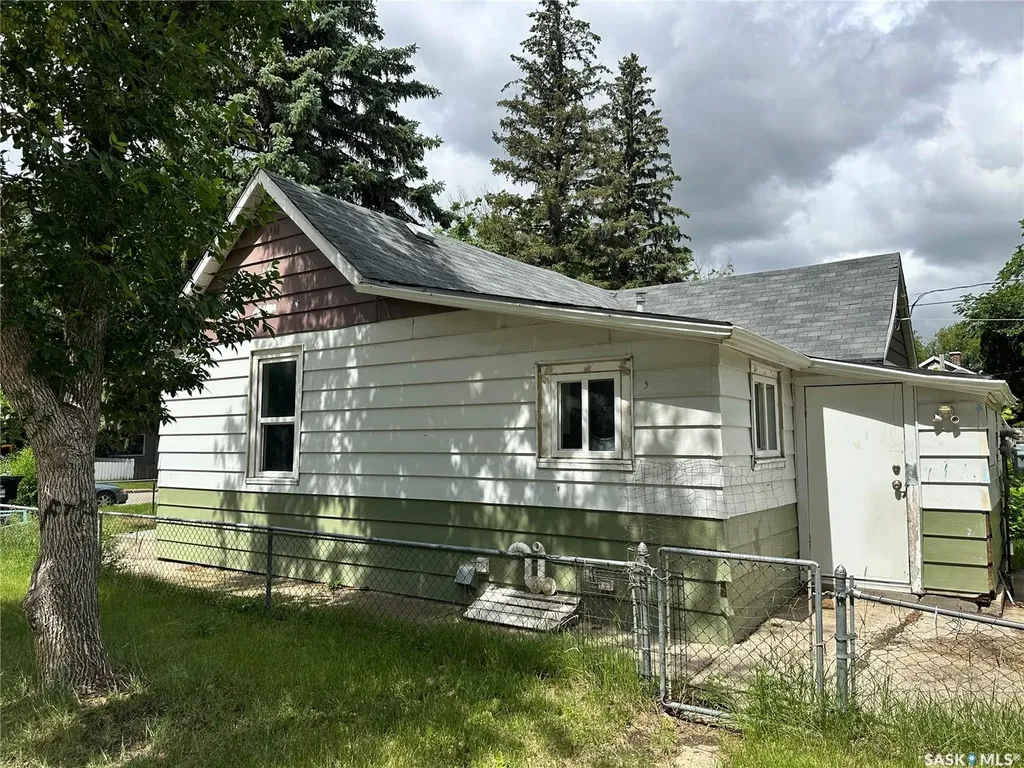 1502 F Avenue N Saskatoon SK S7L 1X9