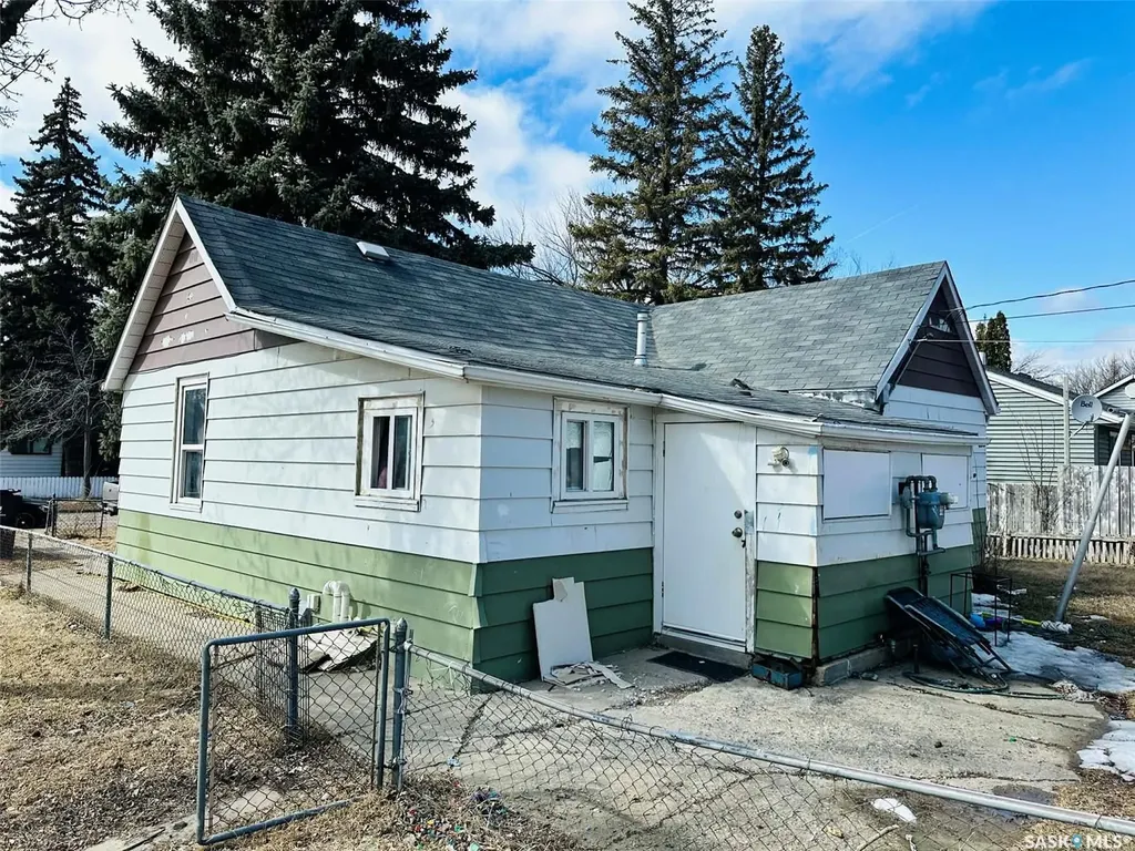 1502 F Avenue N Saskatoon SK S7L 1X9