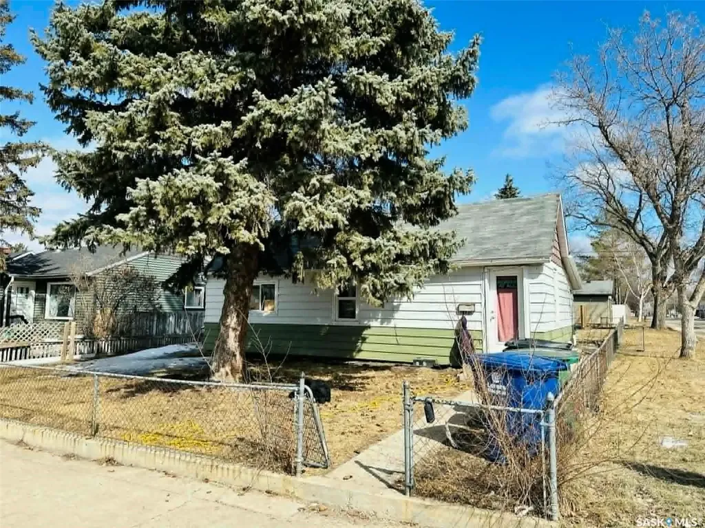 1502 F Avenue N Saskatoon SK S7L 1X9