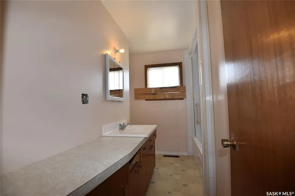 402-404 1st Street W Nipawin SK S0E 1E0