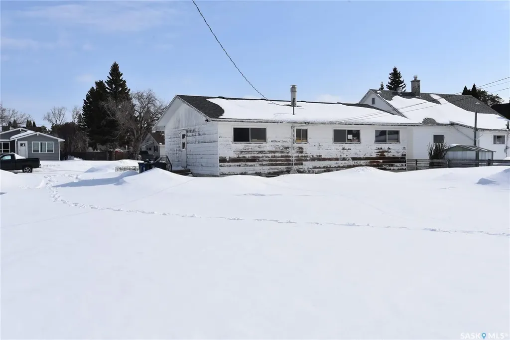 402-404 1st Street W Nipawin SK S0E 1E0