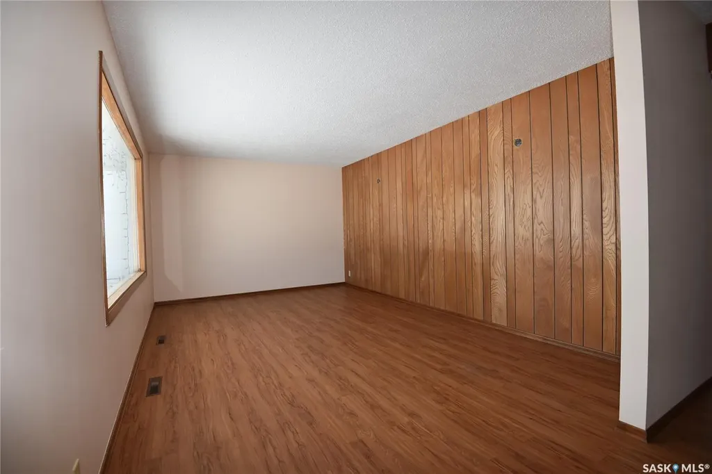 402-404 1st Street W Nipawin SK S0E 1E0