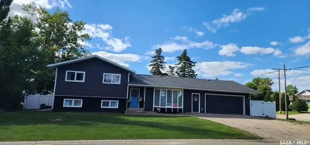 613 Peters Avenue Oxbow SK S0C 2B0