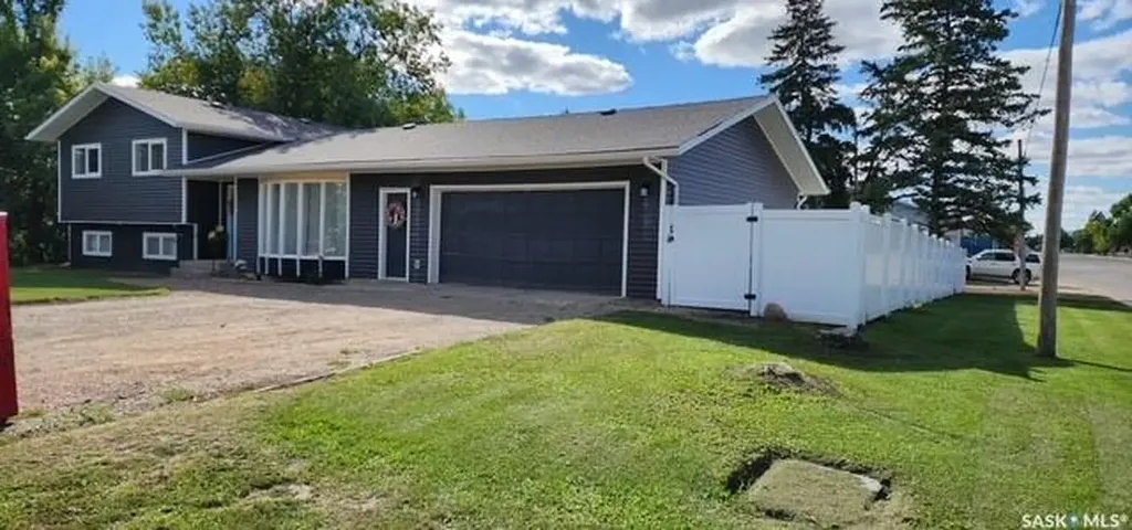 613 Peters Avenue Oxbow SK S0C 2B0