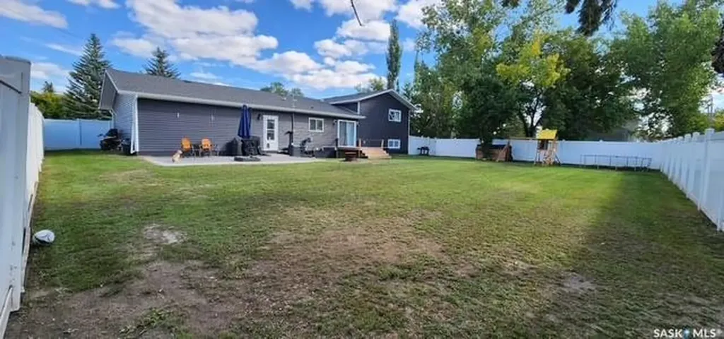 613 Peters Avenue Oxbow SK S0C 2B0
