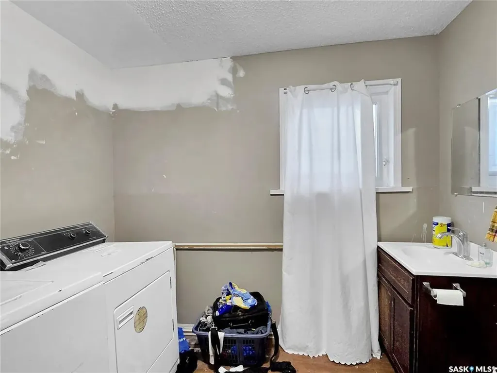 312 E Avenue S Saskatoon SK S7M 1S1